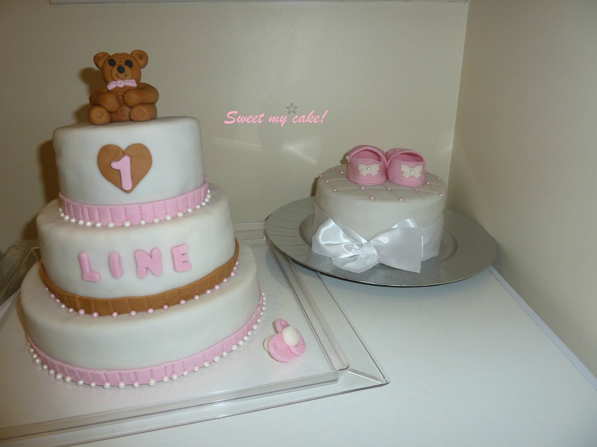 Gateaux Pour Le Premier Anniversaire De L Adorable Line Sweet My Cake Un Petit Comm Me Ferait Le Plus Grand Plaisir A Votre Passage Sur Mon Blog