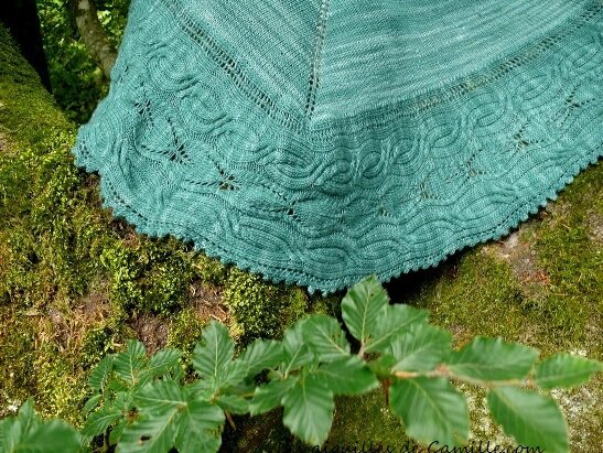 Le Bibracte: châle à feuilles et torsades du Morvan- The Bibracte: leaf and cable shawl from Morvan