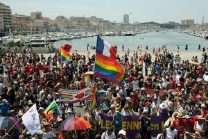 537258-des-militants-et-sympathisants-de-la-cause-homosexuelle-defilent-pour-l-europride-le-20-juillet-2013