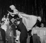 William_Travilla-dress_gold-dress_jayne-1957-04-11-premiere_Sprit_of_St_Louis-1-by_earl_leaf-2