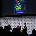 Marc Gatiss et l'un des livres Dr Who dont il est auteur