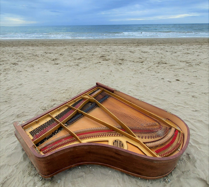 le piano sur une plage de janvier