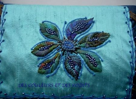 TROUSSE TURQUOISE DETAILS BRODERIE