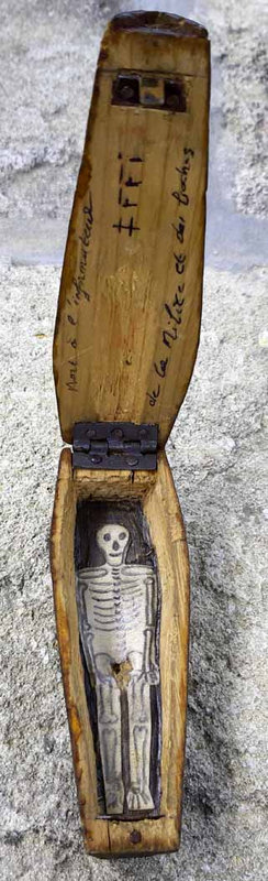 Cercueil miniature en bois destiné aux collaborateurs (Coll. V.M)