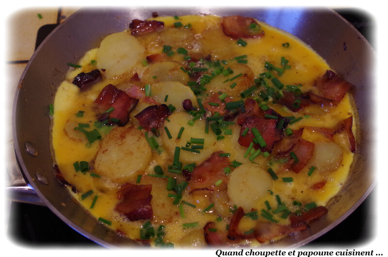 omelette aux pommes de terre, lardons et ciboulettes-9480