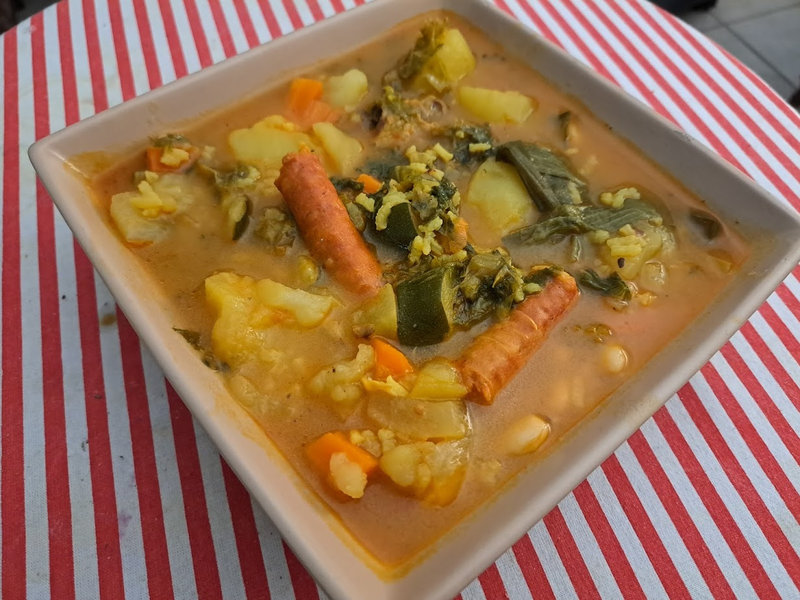 Potage de légumes et riz aux saucisses