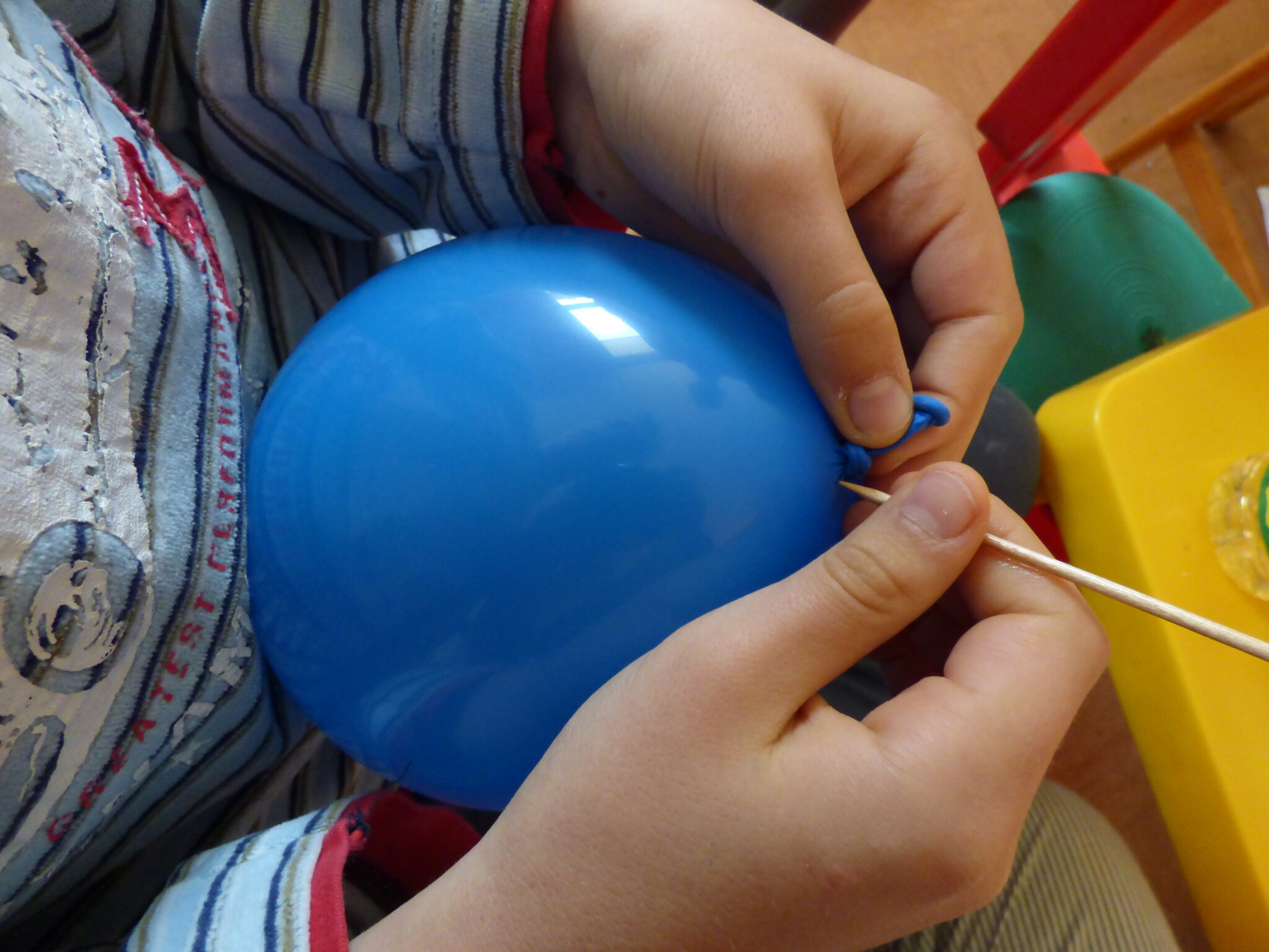 Une enfant de 7 ans décède après avoir éclaté un ballon gonflable de son  anniversaire
