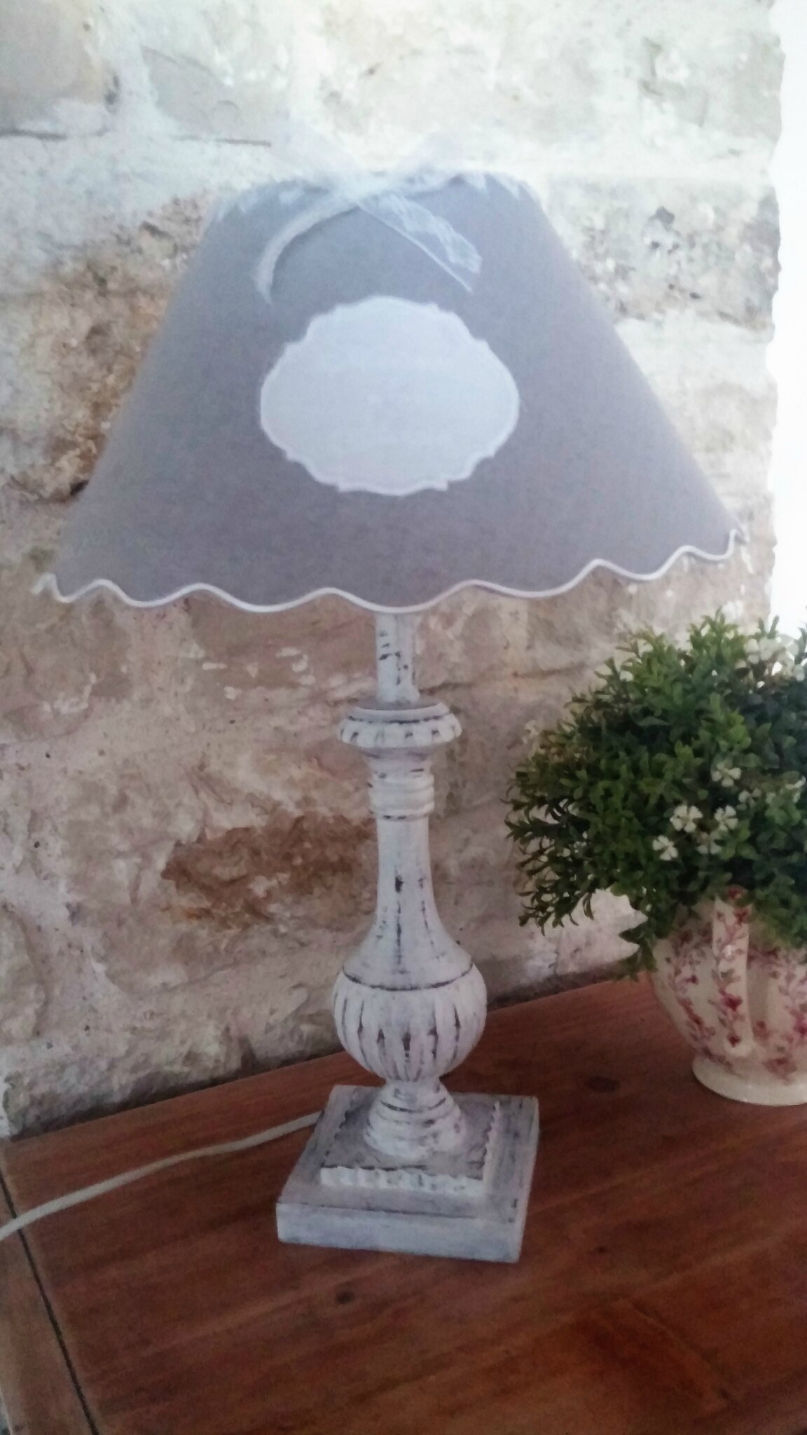 Lampe patiné en blanc poudré et son abat jour gris