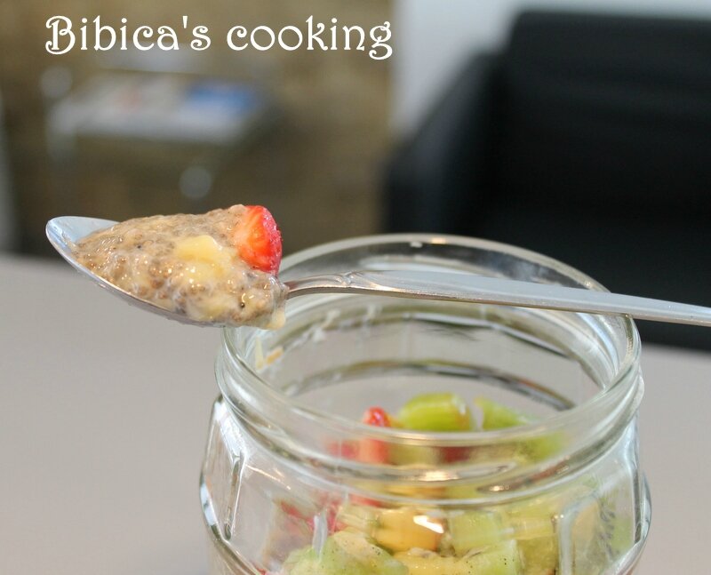 Pudding de graines de chia banane-vanille cuillère