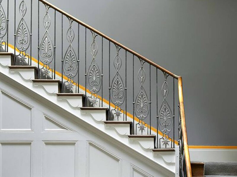 Personnaliser-l-escalier-une-partie-de-la-plinthe-peinte-d-une-couleur-flashy