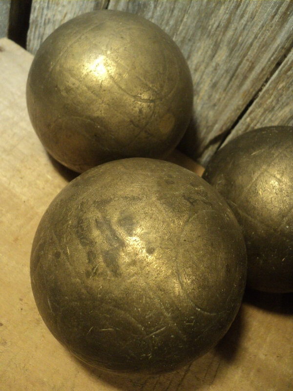 Boule De Petanque Coupée En Deux Ancien Jeu de Boules Lyonnaises en Bronze avec Sacoche et Deux