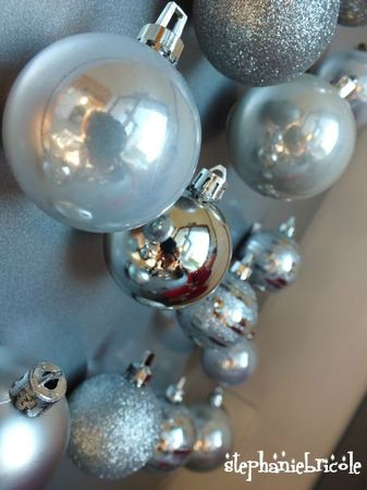 sapin magnet, décorer avec des boules de noel, deco pour réfrigerateur de noel