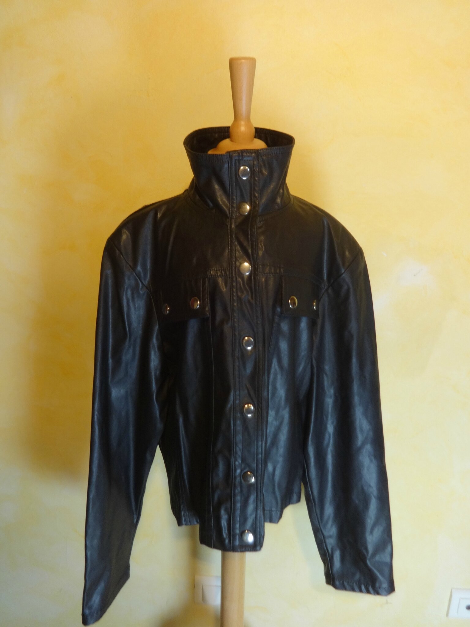 E416 Blouson simili cuir 80 s T.16 ans P tit cochon pendu au