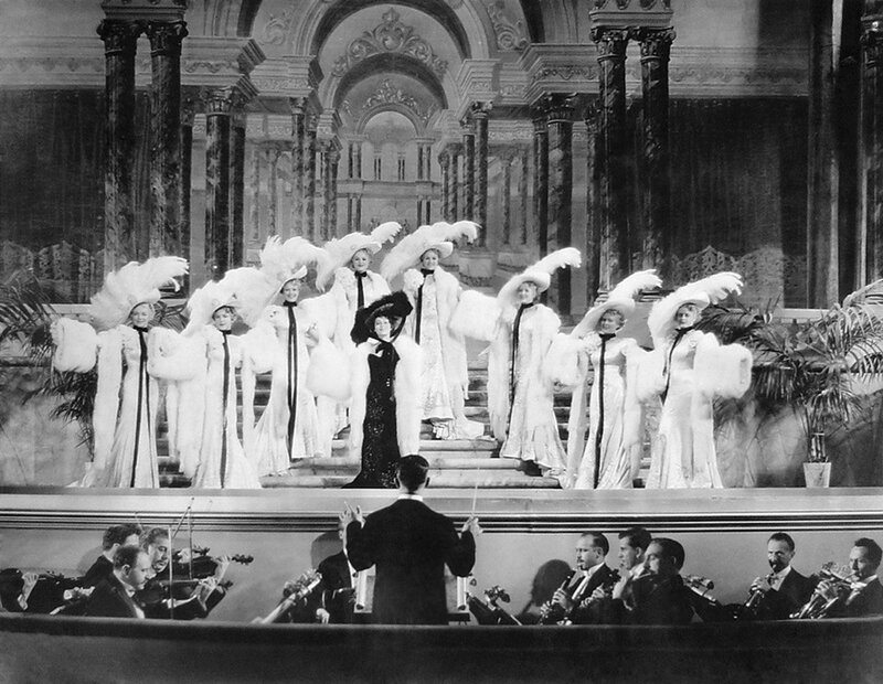 Sous les plumes noires, Luise Rainer, alias Anna Held dans The Great Ziegfeld