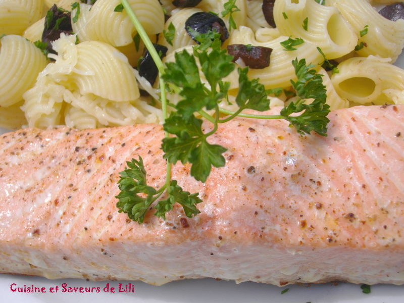 Saumon à l'unilatéral et pâtes aux olives noires piquantes Cuisine et