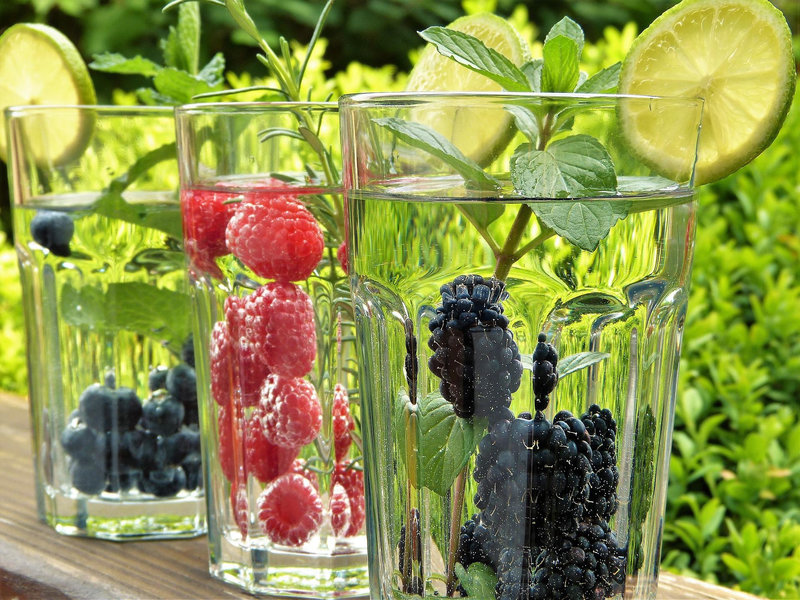 verres d'eau avec fruits