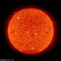 b)- A le soleil, vu par le satellite SOHO: Chaque jour !