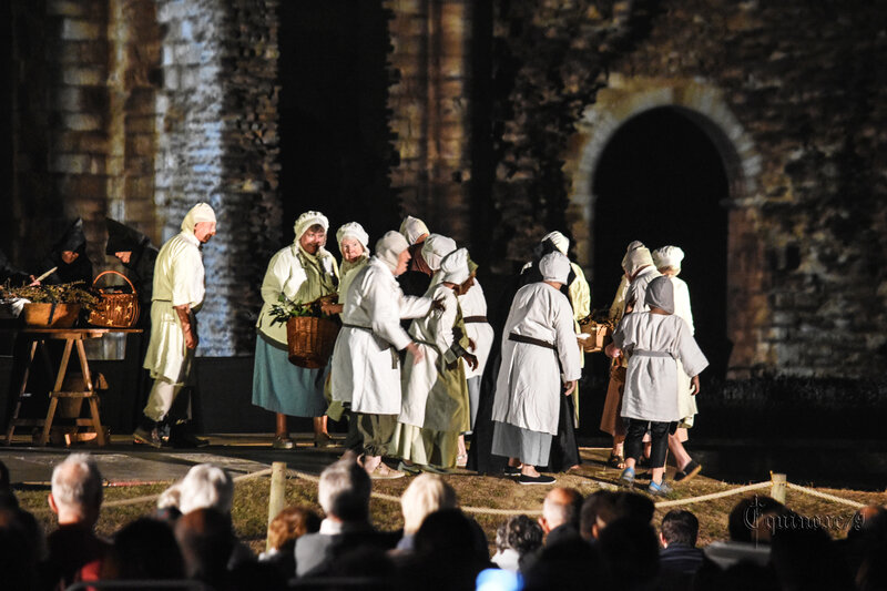 Après son sacre à Chartres, le roi Henry IV établit en 1591 des foires à Maillezais pour remercier son évêque