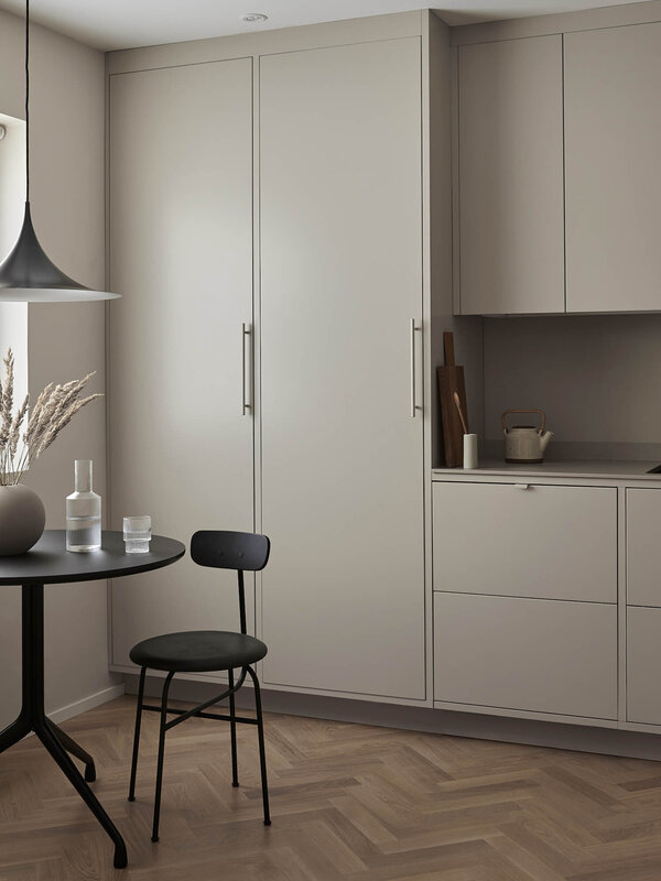 est-living-nordic-style-kitchen-nordiska-kok-sand-grey-minimalist-kitchen