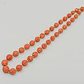 Collier orné de trente-quatre boules de corail sculptées et gravées de motifs chinois, xixème siècle