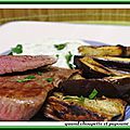 Steak de boeuf, frites d'aubergines et sauce au yaourt
