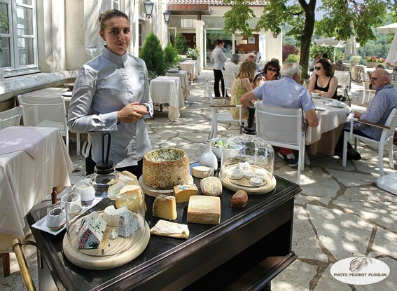 SAINT_MEDARD_restaurant_LE_GINDREAU_le_chariot_des_fromages