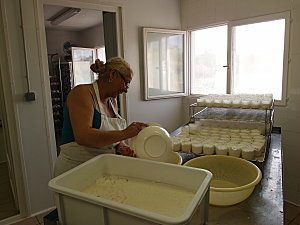 Corinne Albignac moule les fromages de chevre