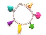 55- Bracelet perles multi+6 breloques (swarosky transparentes-breloques multico)