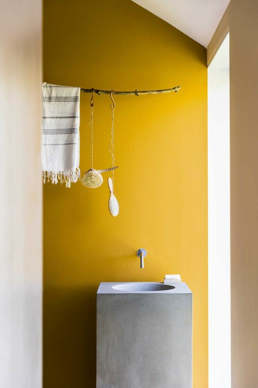 salle-de-bains-sous-pente-rustique-vasque-en-béton-suspension-branche-mur-couleur-jaune-ocre