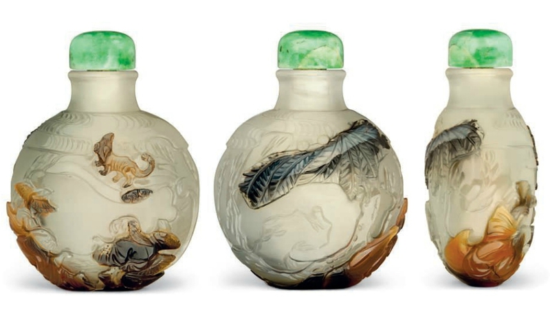 A carved cameo agate snuff bottle, Suzhou, 1780-1850