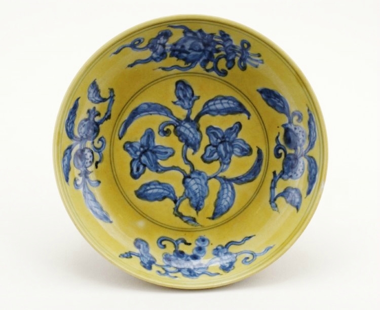 Dish with gardenia, Ming dynasty, Zhengde six-character mark in a double circle in underglaze blue on the base and period, PDF