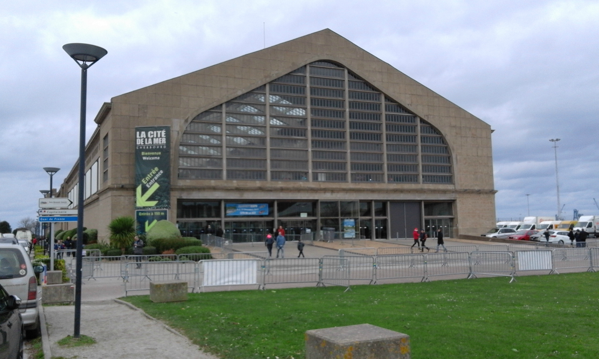Cherbourg (Manche). gares et trains