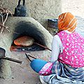 Femme berbère faisant cuire le pain