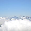 Lescun, i sommet du pic d'Ansabère, vue sur l'Est, nuages et oiseau (64)