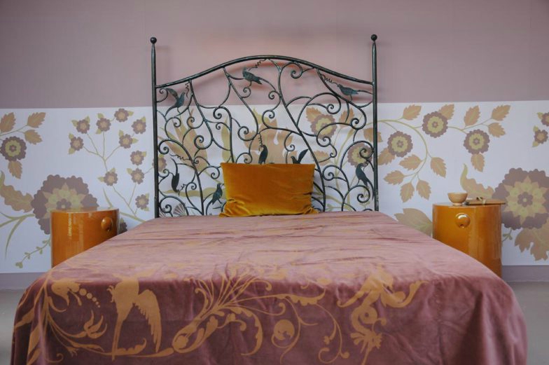 emery-cie-lit-fer-forge-oiseaux-ambiance-rose-orange