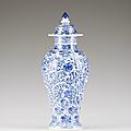 A blue and white vase with cover, Kangxi Period (1662-1722)