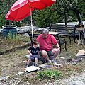 Juillet 2011:J'aide Papé au barbecue