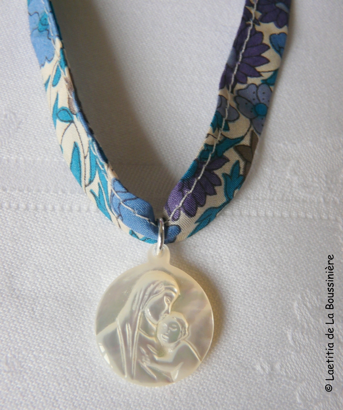 Collier sur ruban médaille de Vierge à l'Enfant en nacre 19 mm