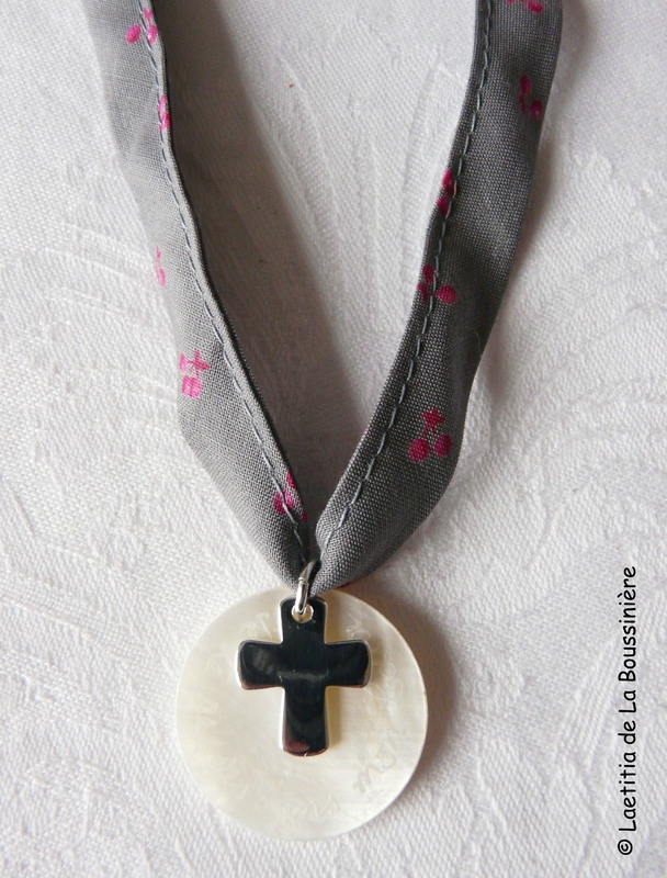 Collier de Communion Croix 16 mm (sur ruban France Duval Stalla fond anthracite cerises fushia)