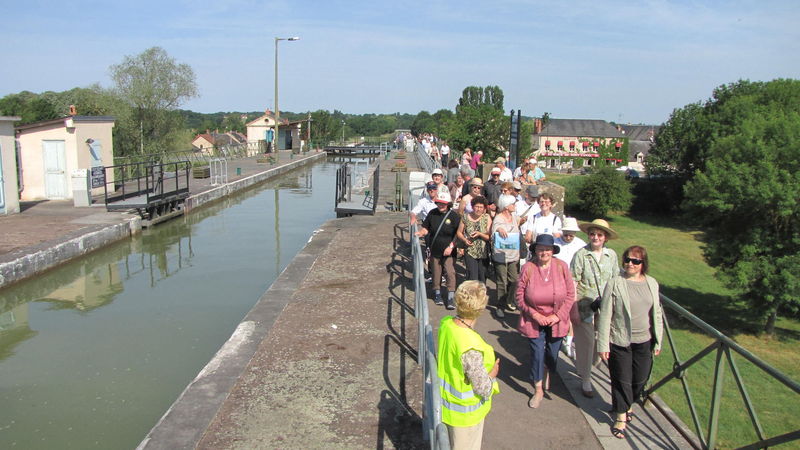 Sur l'Allier: pont-canal du Guétin - Le Bec d'Allier - L'écluse