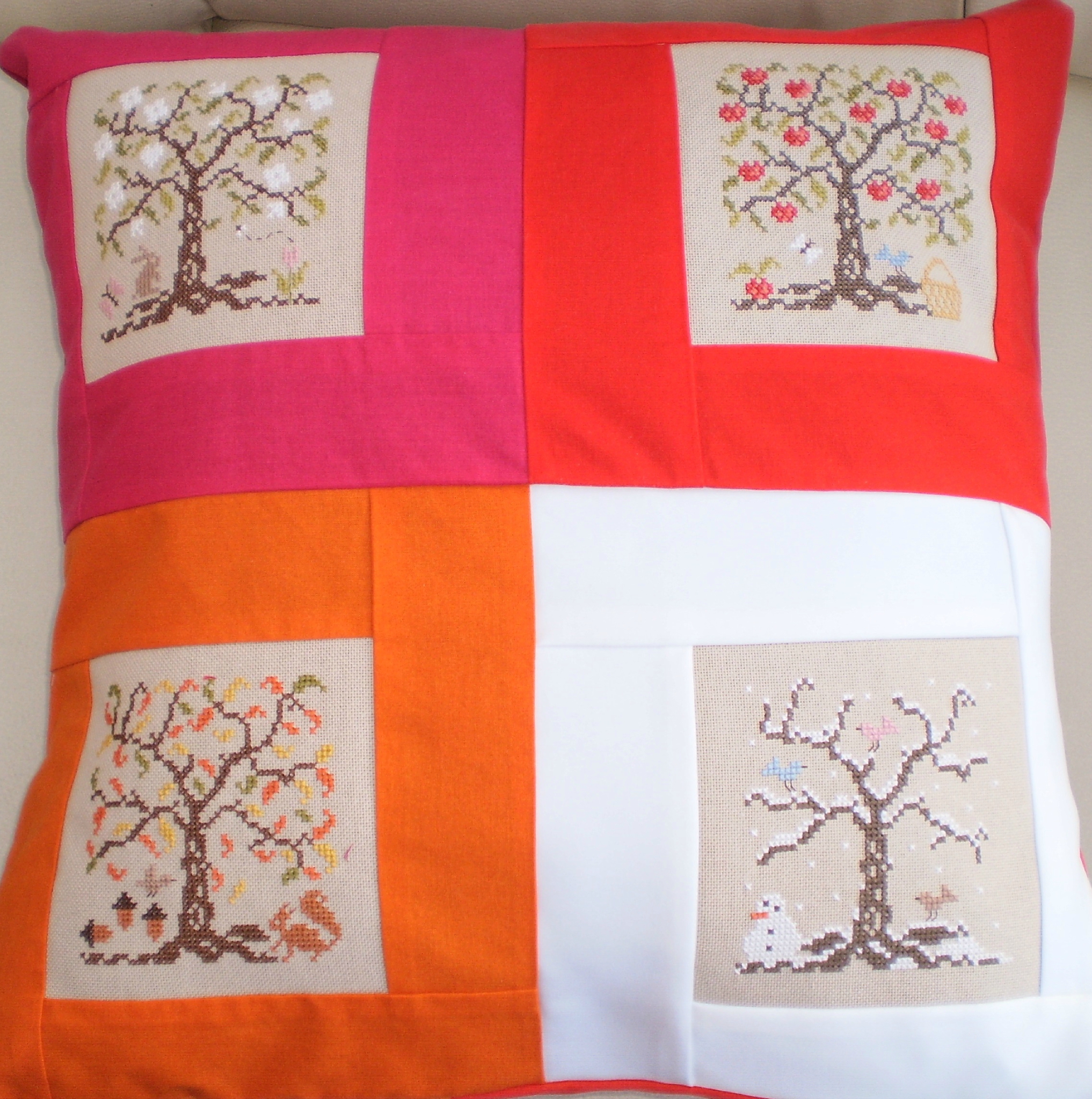 grand cousin (2) Photo de Coussin au point de croix Les créations de Ponpon dentelle aux