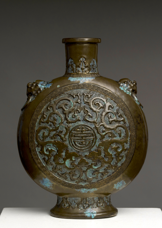 Rare et importante gourde Bianhu en porcelaine émaillée imitant le bronze Chine,dynastie Qing marque Qianlong, 19° siècle