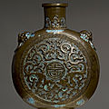Rare et importante gourde bianhu en porcelaine émaillée imitant le bronze, chine, dynastie qing, marque qianlong, 19° siècle