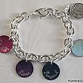 Bracelet sur chaîne plaqué argent ovale composé de 4 médailles en nacre gravées