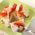 Panna cotta à la fraise, croquant chocolat blanc pistaches et ses fraises