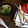 Bouillon de nouilles aux raviolis, légumes et coriandre