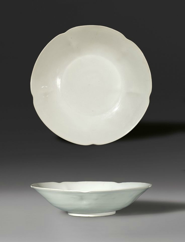A large petal-lobed dish, Tang Dynasty-Five Dynasties, A