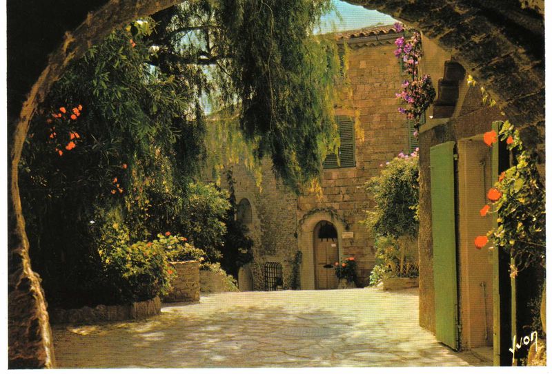 Le Village Des Ombres village provencal - PhOtO-MaX