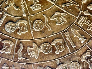 Antiq-diskos-von-phaistos-detail-asb-pict-3374