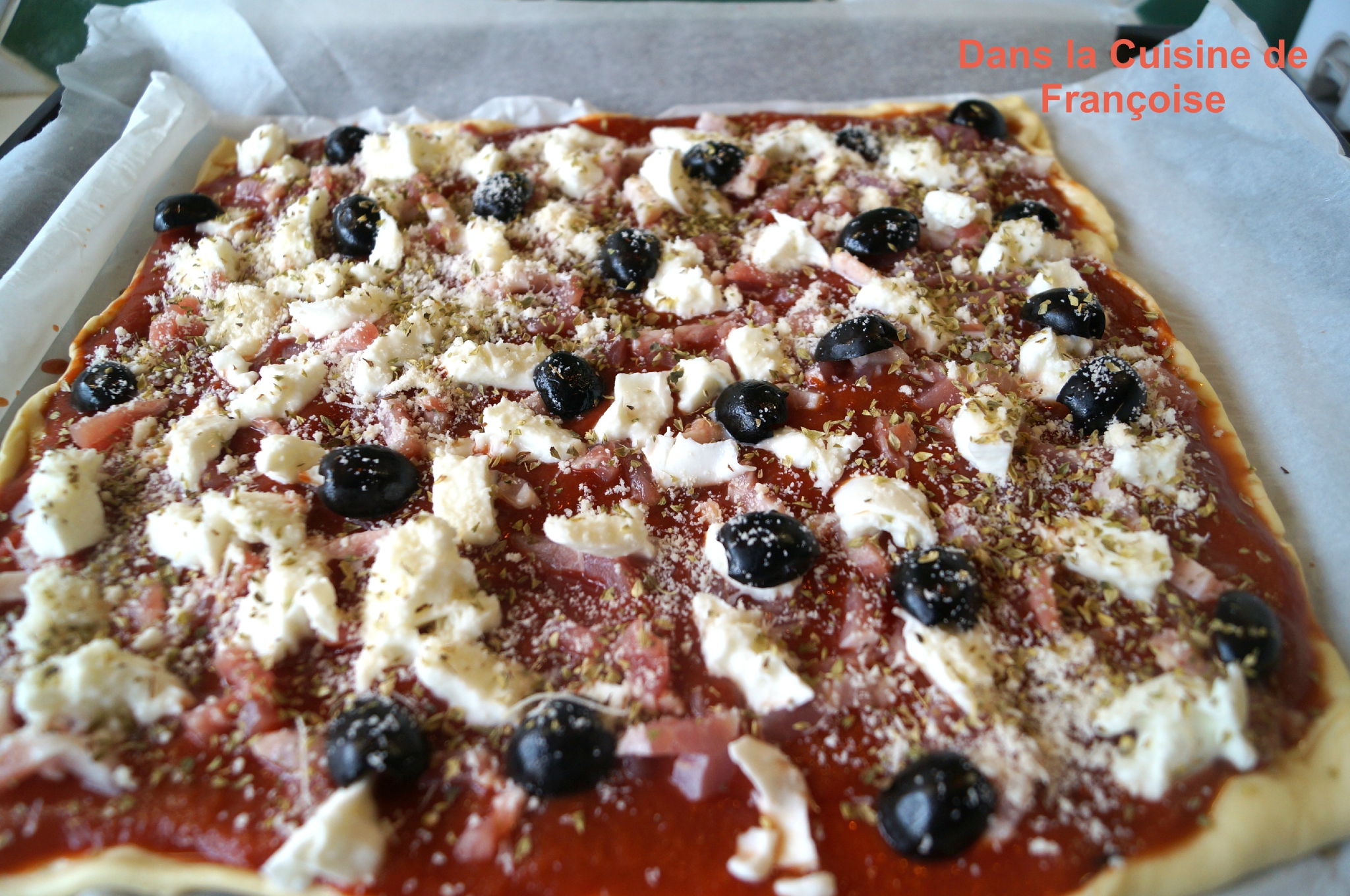 Pizza aux Lardons Fûmés, Olives Noires, Mozzarella, Parmesan, Origan